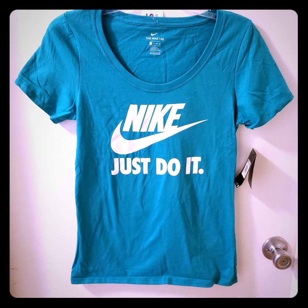 Nike *NWT* Tshirt - Picture 1 of 4